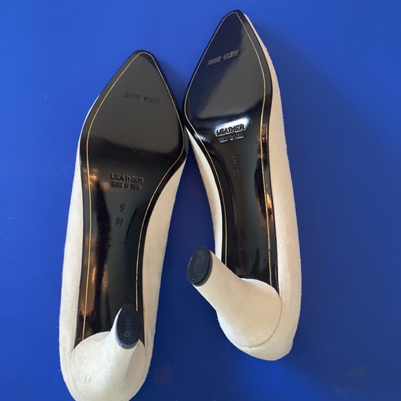 NWOT Anna Klein Suede Pumps - Picture 4 of 8